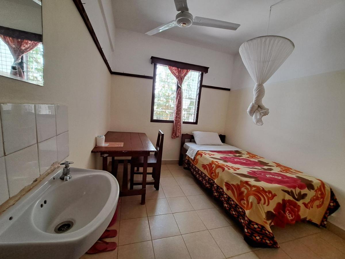 Kwale Golden Guest House Esterno foto